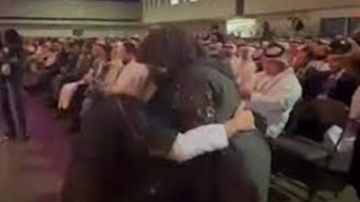 أمي جنة.. سعودي يقبل قدم والدته بعد فوزه بجائزة في أمريكا