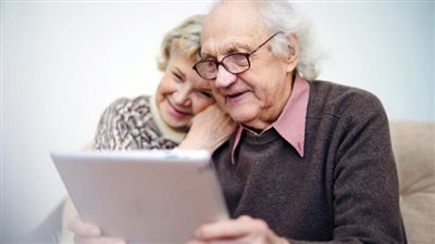 الإنترنت يحمي كبار السن من مرض ليس له علاج.. أطباء يكتشفون مفاجأة