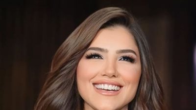 مي عمر تعتمد موضة نقشة الزيبرا بالجلد اللامع 