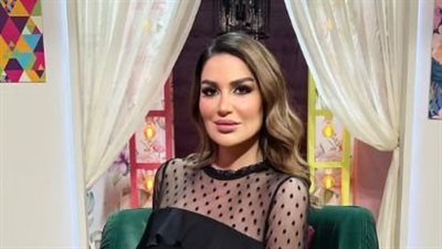 سارة نخلة تتألق بالجمبسوت اللامع 