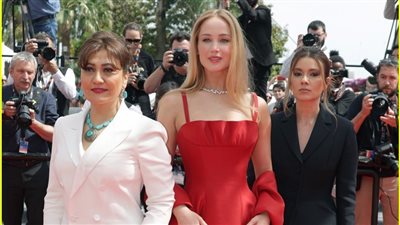 جينيفر لورانس تتألق على السجادة الحمراء بمهرجان كان السينمائي