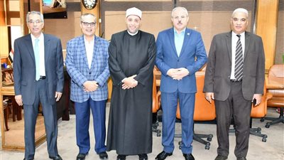  رئيس جامعة قناة السويس يجتمع بمجلس أمناء مشروع الوقف الخيري لدعم البحث العلمي 