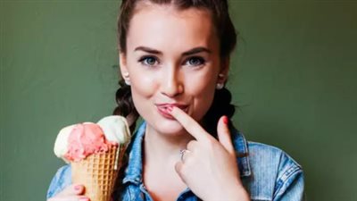 ماذا يحدث للجسم عند أكل الآيس كريم؟.. طبيب تغذية يكشف مفاجأة ويطلق تحذيرًا
