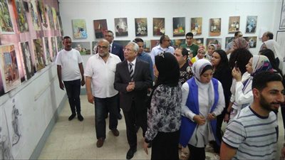 رئيس جامعة المنيا يفتتح المعارض الطلابية لأقسام الديكور والجرافيك 