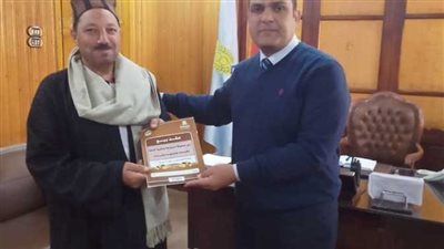 محافظ كفر الشيخ يشهد تسليم 7 عقود تقنين أراضي أملاك الدولة