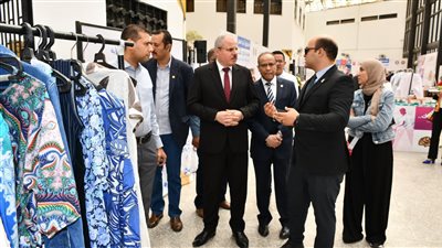 توزيع 12 ألف قطعة ملابس على 3 آلاف طالب وطالبة بجامعة القناة