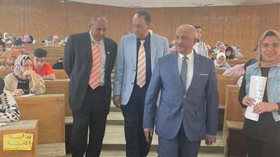 نائب رئيس جامعة الزقازيق يشيد بدرجات الانضباط داخل لجان كلية الآداب