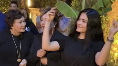 ليلى علوي ولبلبة تحتفلان بعيد ميلاد أسماء جلال بلوكيشن 