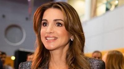  الملكة رانيا العبد الله تتألق بفستان ساحر في حفل حناء نجلها 