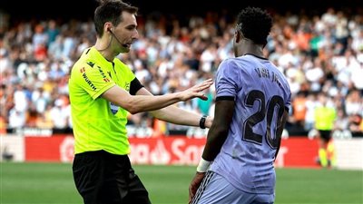 إيقاف حكم مباراة ريال مدريد وفالنسيا في الدوري الإسباني 