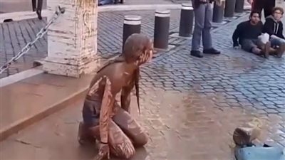 نشطاء يغطون أنفسهم بالطين احتجاجًا على تغير المناخ (شاهد)