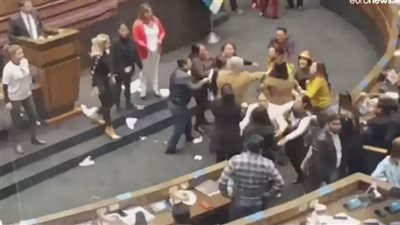 برلمان يتحول لحلبة مصارعة والنائبات يتصدرن المعركة.. شاهد