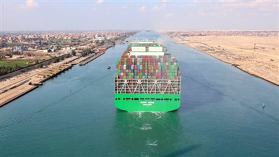 قناة السويس تدفع بوحداتها لقطر سفينة بضائع معطلة بالمجرى الملاحي