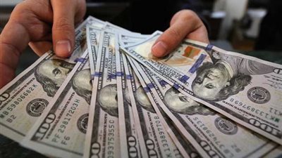 الدولار يسجل أعلى مستوى وسط قلق من المستثمرين الأجانب