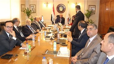 وزير قطاع الأعمال يستعرض سياسات التسويق والبيع لسوق الغزل والنسيج 