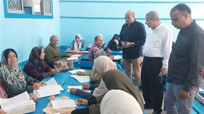 وكيل تعليم الشرقية يتفقد لجنة تصحيح أوراق إجابة الشهادة الإعدادية 