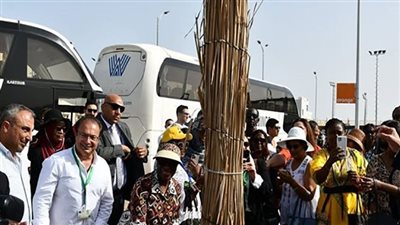 زوجات السفراء ورؤساء البنوك الأفريقية يغرسون شجرة مثمرة بالحديقة المركزية بشرم الشيخ