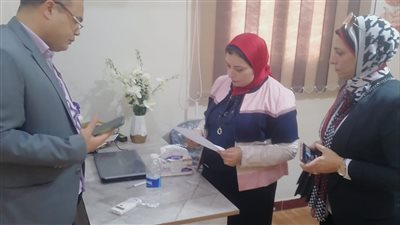 غلق وتشميع 3 منشآت طبية خاصة  تعمل بدون ترخيص بدمنهور ورشيد
