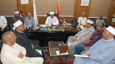 رئيس منطقة سوهاج الأزهرية يلتقي رؤساء المواد استعدادا لتصحيح الامتحانات