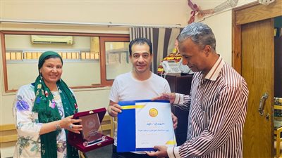 هشام عطوة يكرّم مدير عام ثقافة القرية تقديرا للتميز خلال مسيرته