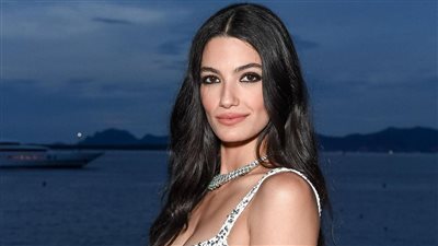 تارا عماد زهرة زرقاء مثيرة بالأوف شولدر