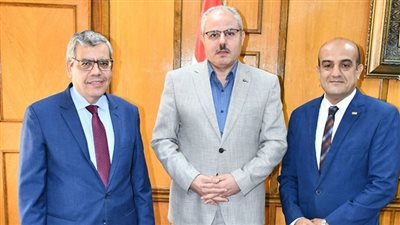 قيادات جامعة القناة تهنئ الدكتور أسامة سليم لفوزه بجائزة خليفة التربوية