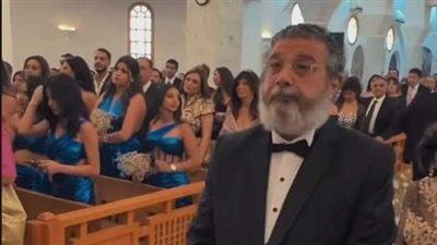 تأثر ماجد الكدواني في زفاف نجله يوسف (صور)