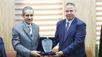 رئيس جامعة سمنود يكرم محافظ الغربية 