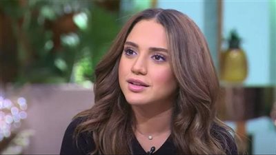 رنا رئيس تتألق بالحرير المكشوف في حفل زفاف نجل ماجد الكدواني