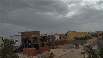 غيوم وسحب كثيفة وتوقعات بسقوط أمطار بمدن البحر الأحمر