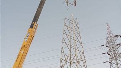 الكهرباء: تغذية المنشآت الحيوية بمدينة أبوسمبل بـ18 ماكينة طوارئ لحين إصلاح البرج 87