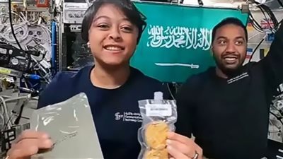 رائدي الفضاء السعوديين يطهون الوجبات في الفضاء (فيديو) 
