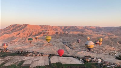  1570 سائحًا يستمتعون برحلات البالون الطائر في الأقصر