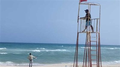   رفع الرايات الحمراء بشواطئ الإسكندرية بسبب الطقس السيئ 