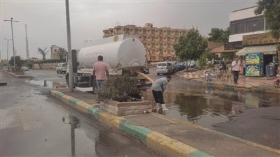 مياه البحر الأحمر تواصل سحب مياه الأمطار بسفاجا 