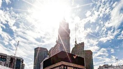 لحظة تعامد الشمس على الكعبة المشرفة (شاهد)