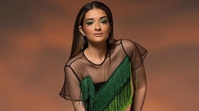 ملك أحمد زاهر تبرز أنوثتها بالبينك المجسم (صور)