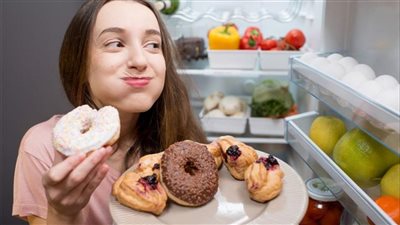 ماذا يحدث للقولون عند الإفراط في تناول السكر.. أطباء يحذرون من كارثة