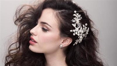 4 تصميمات هير بيس للمسة جذابة يوم زفافك.. تزيني بالكريستال واللؤلؤ