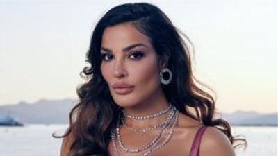 نادين نسيب نجيم تتغزل في خطيبها بالستان المكشوف