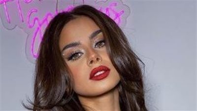 منة عرفة تعتمد الكب وألون النود لتبرز سحر ملامحها