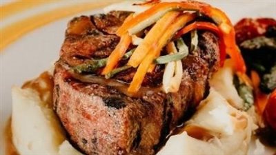 ستيك لحم مع البطاطس المهروسة