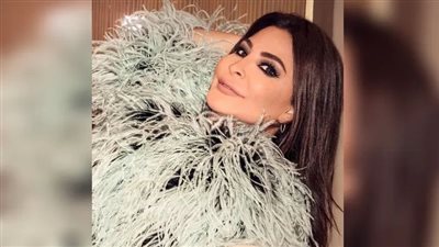 إليسا تثير غضب جمهورها بقميص شيفون في مصر بحضور مجدي يعقوب|صور