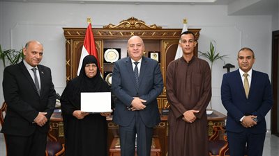 منح مالية للأمهات المثاليات فى قنا 