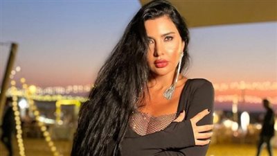 لاميتا فرنجية تنافس عارضات الأزياء بالمينت جرين والأوف شولدر (صور)