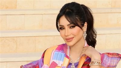 لجين عمران تخرج على المألوف وتتألق بالفسفوري 