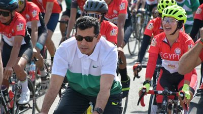 وزير الشباب ومحافظ القاهرة يُطلقان شارة بدء أكبر ماراثون للدراجات الهوائية