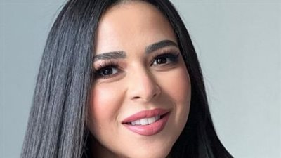 إيمي سمير غانم تبرز ملامحها بألوان النود 