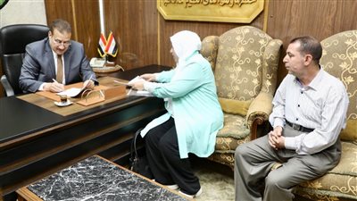 محافظ المنوفية يفحص شكاوى المواطنين خلال اللقاء اليومي