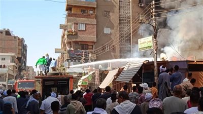 أسوان تتابع جهود إخماد حريق نشب بـ25 محلًا ومنزلًا بكوم أمبو 